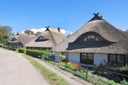 Rohrdachhäuser in Wustrow - Bild vergrößern ...